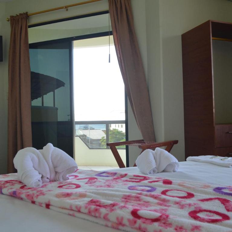 Hostal Andry - Habitación Doble Deluxe con balcón y vistas al mar - 8
