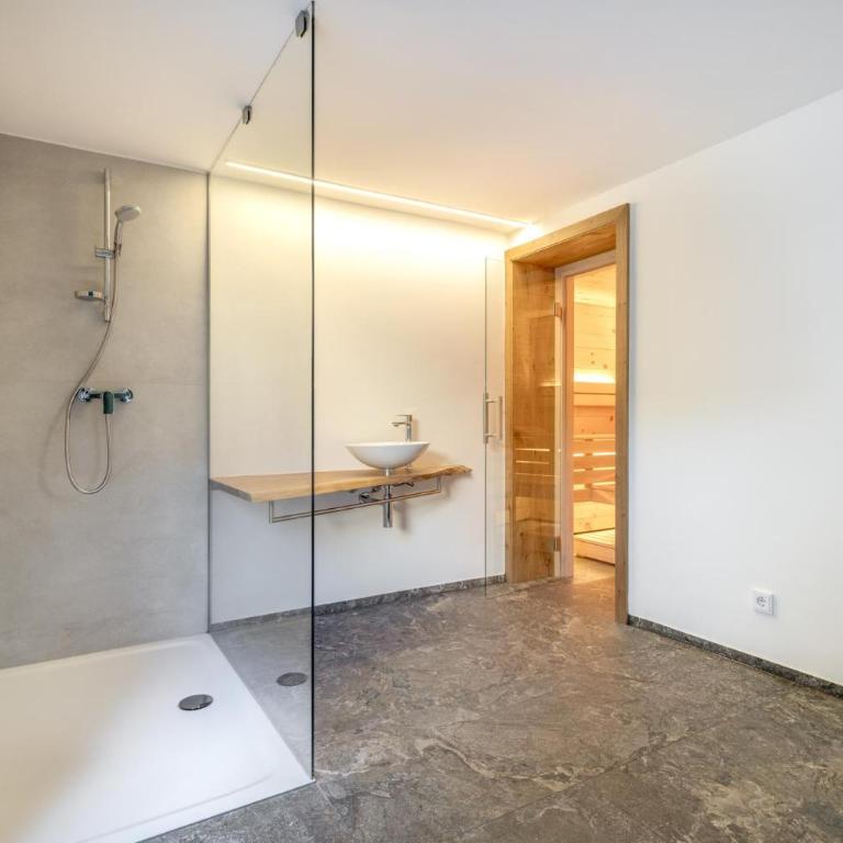 Dorfchalet by we rent - Ferienhaus mit Dusche - 32