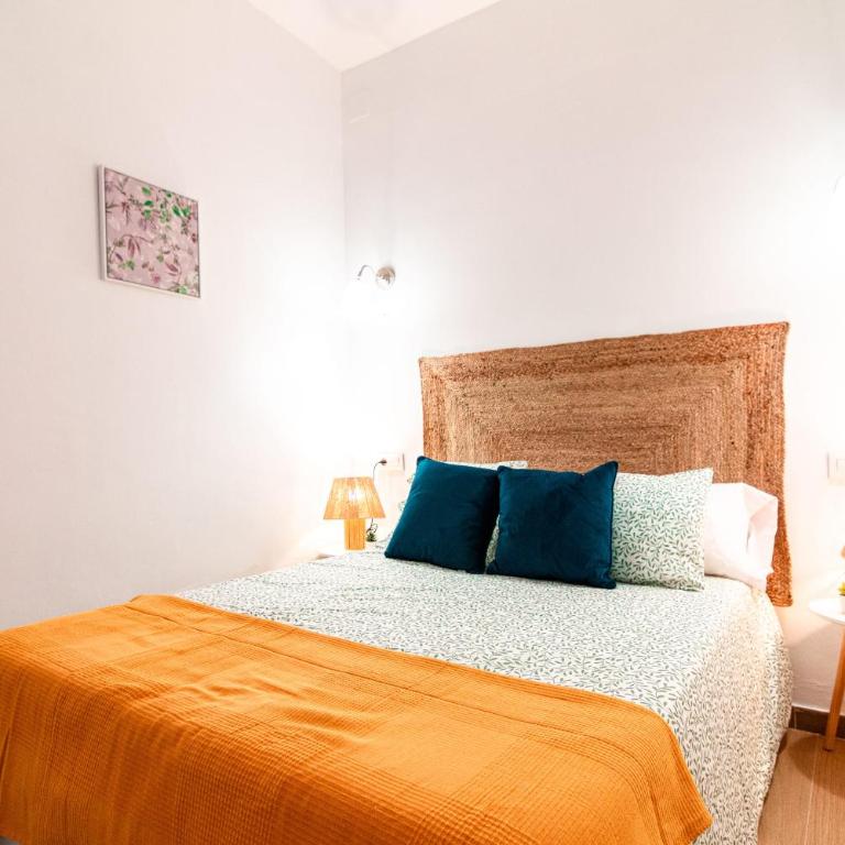 Edomus El Patio de la Macarena - Three-Bedroom Apartment - 1