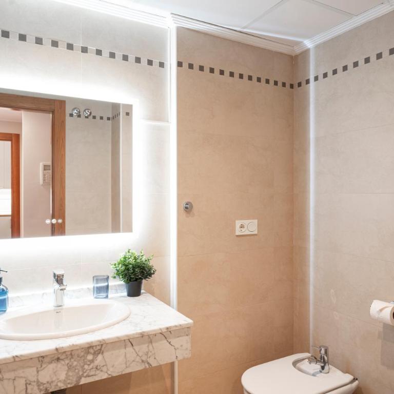 EnjoyGranada New Suite EMIR - One-Bedroom Apartment - 32