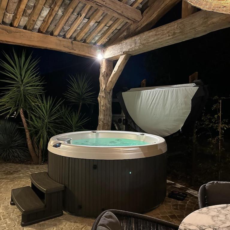 Secret d'Uzès - Place aux Herbes - Piscine chauffée et Jacuzzi - Appartement 2 Chambres avec Terrasse - 14
