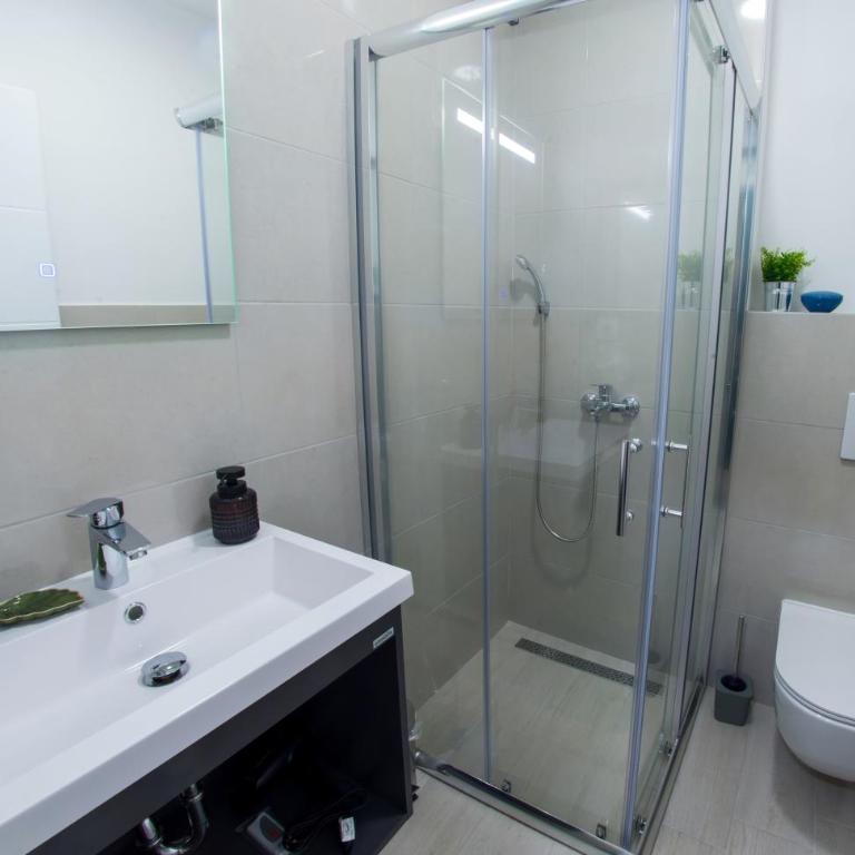 Maxim Apartments - Studio with Balcony - 3