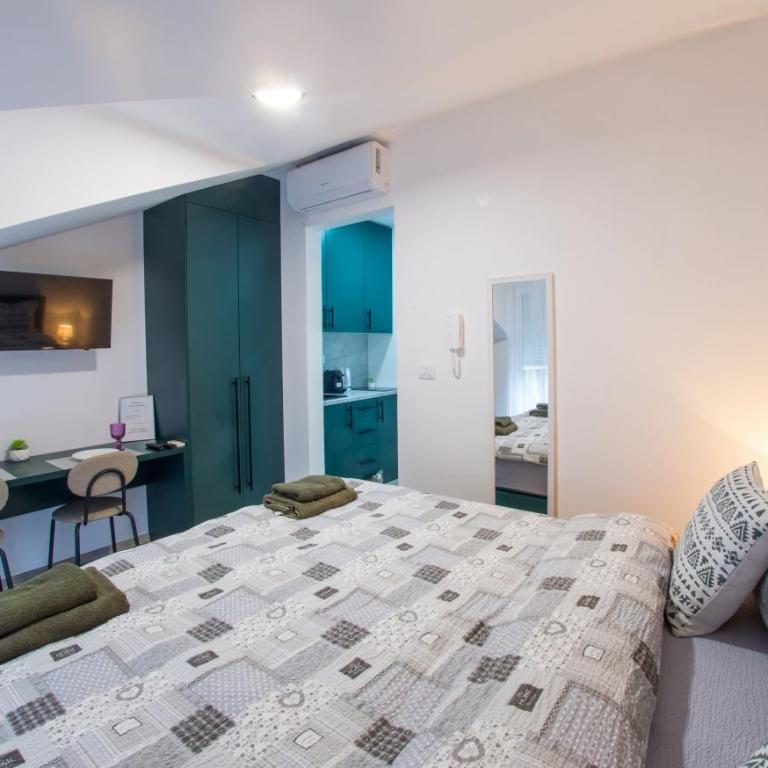Maxim Apartments - Studio with Balcony - 1