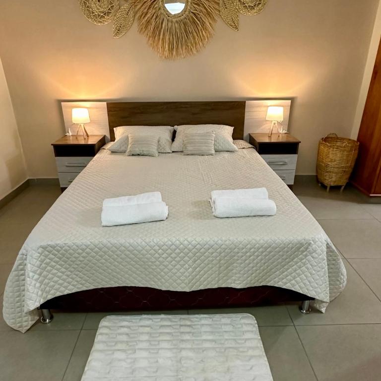 Apartamento con piscina, terraza y parking en las cercanías de Asunción - Three-Bedroom Apartment Suite - 15