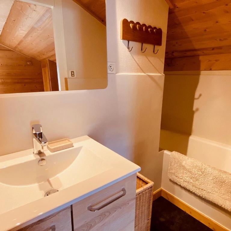Charmant 3 pièces savoyard avec balcon, cheminée, proche commerces et remontées mécaniques - FR-1-459-18 - Appartamento (8 Adulti) - 8