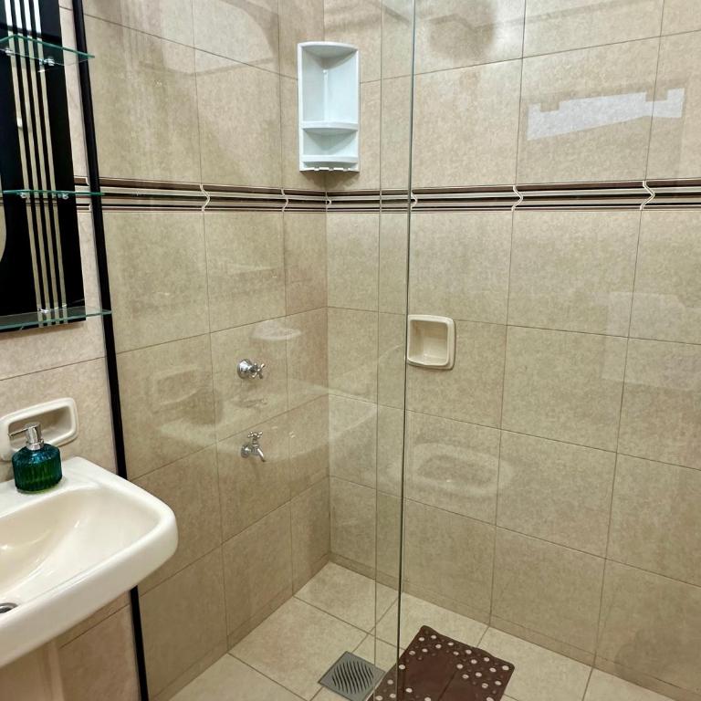 Apartamento con piscina, terraza y parking en las cercanías de Asunción - Three-Bedroom Apartment Suite - 23