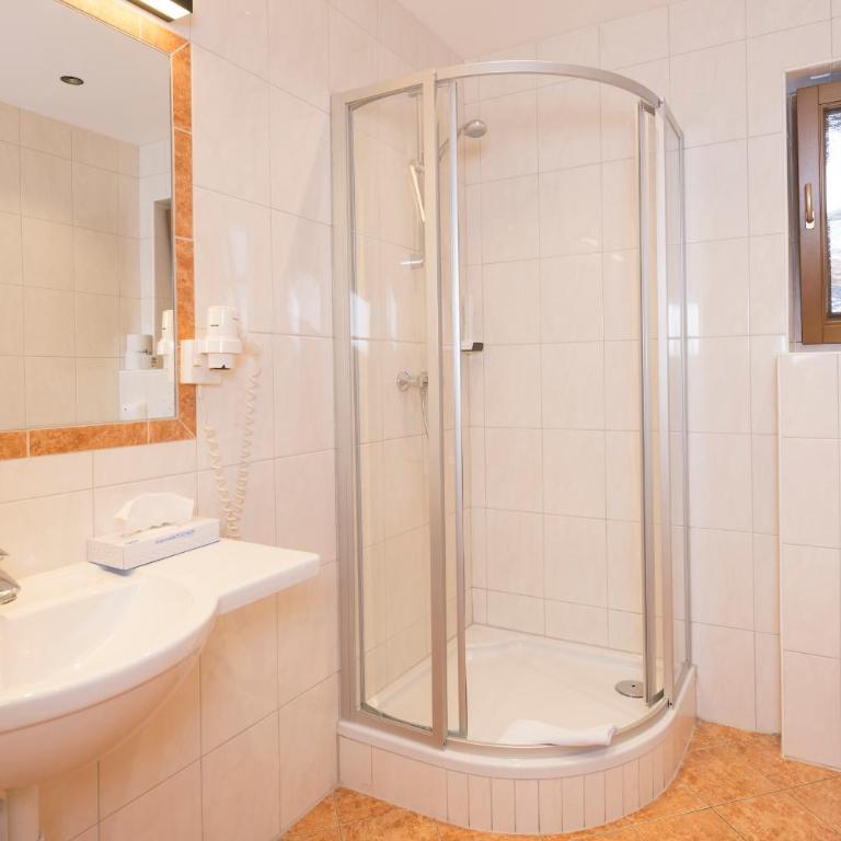 Gasthaus Jakober - Vierbettzimmer (2 Erwachsene + 2 Kinder) - 6