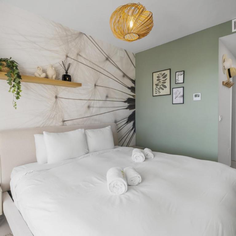 ViVi Homes - Sublime Close to the beach, Garden, Pool & Hot Tub - Three-Bedroom Deluxe Apartment - 16