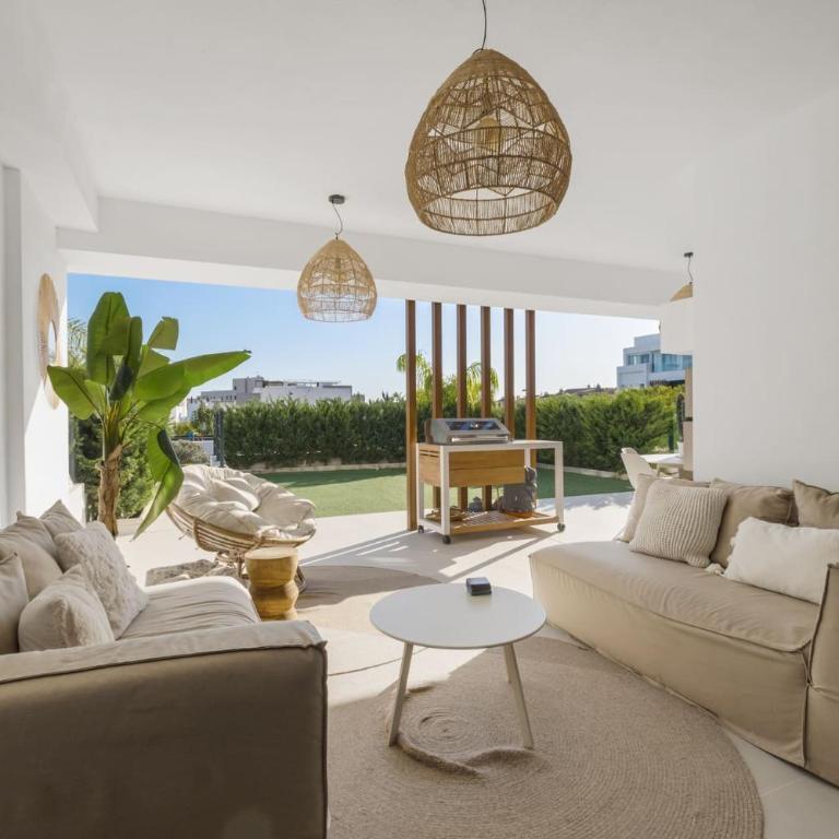 ViVi Homes - Sublime Close to the beach, Garden, Pool & Hot Tub - Three-Bedroom Deluxe Apartment - 5