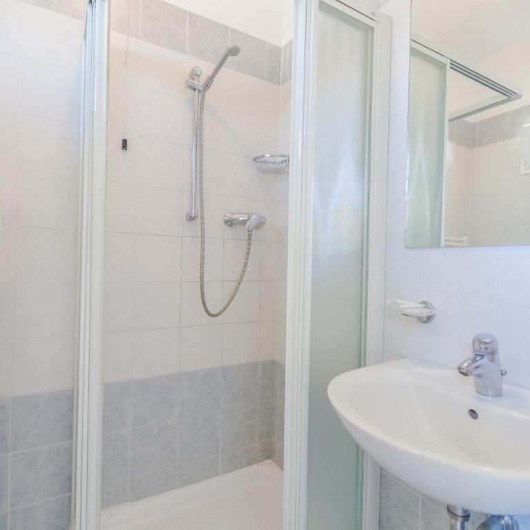 Hotel Patrizia - Quadruple Room with Balcony and Front Sea View - 5