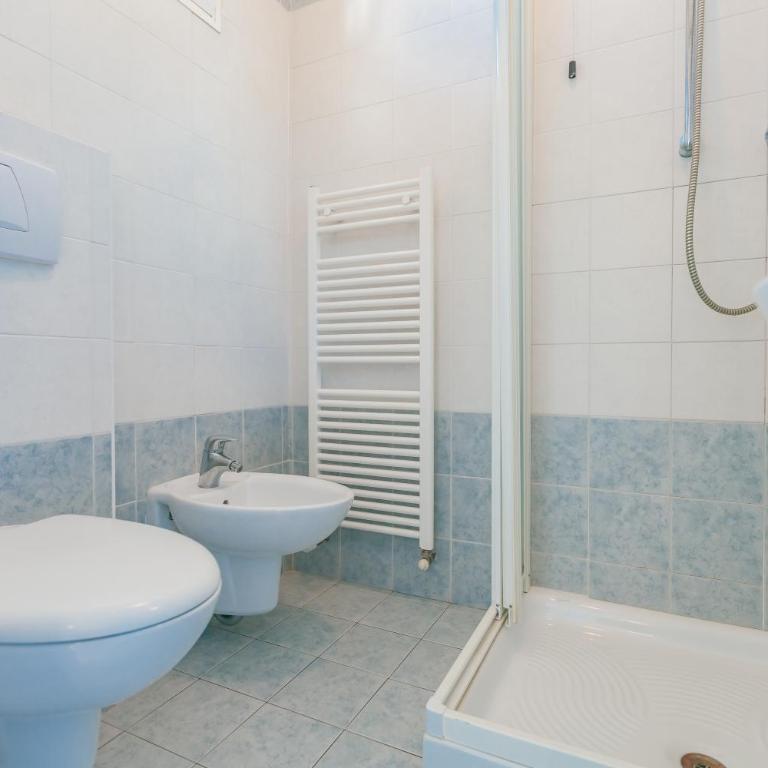 Hotel Patrizia - Quadruple Room with Balcony and Front Sea View - 6