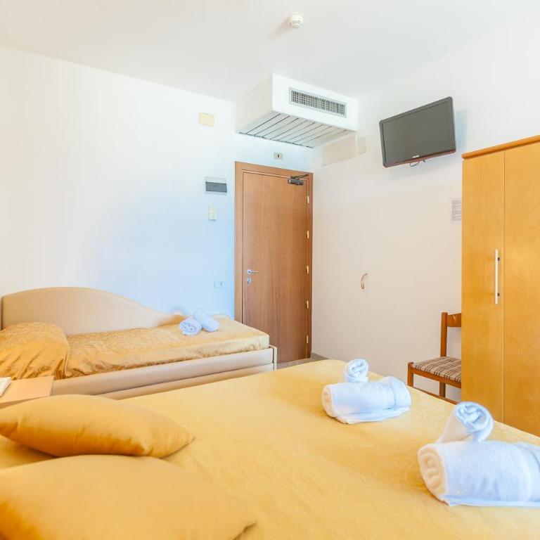 Hotel Patrizia - Quadruple Room with Balcony and Front Sea View - 7