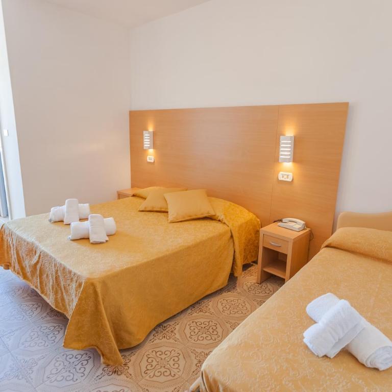Hotel Patrizia - Quadruple Room with Balcony and Front Sea View - 9