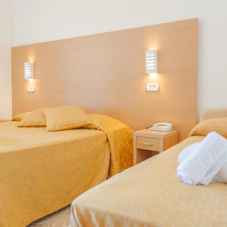 Hotel Patrizia - Quadruple Room with Balcony and Front Sea View - 1