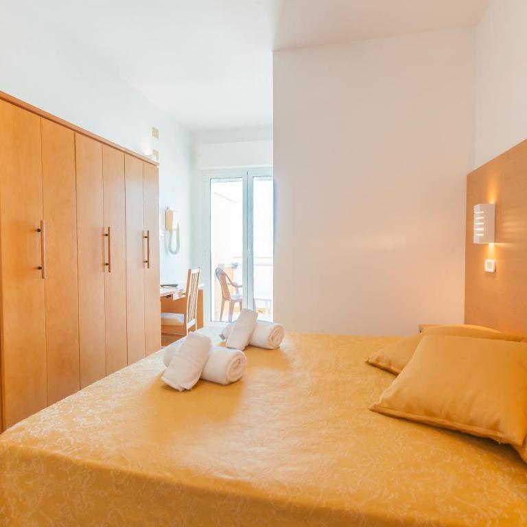Hotel Patrizia - Quadruple Room with Balcony and Front Sea View - 8