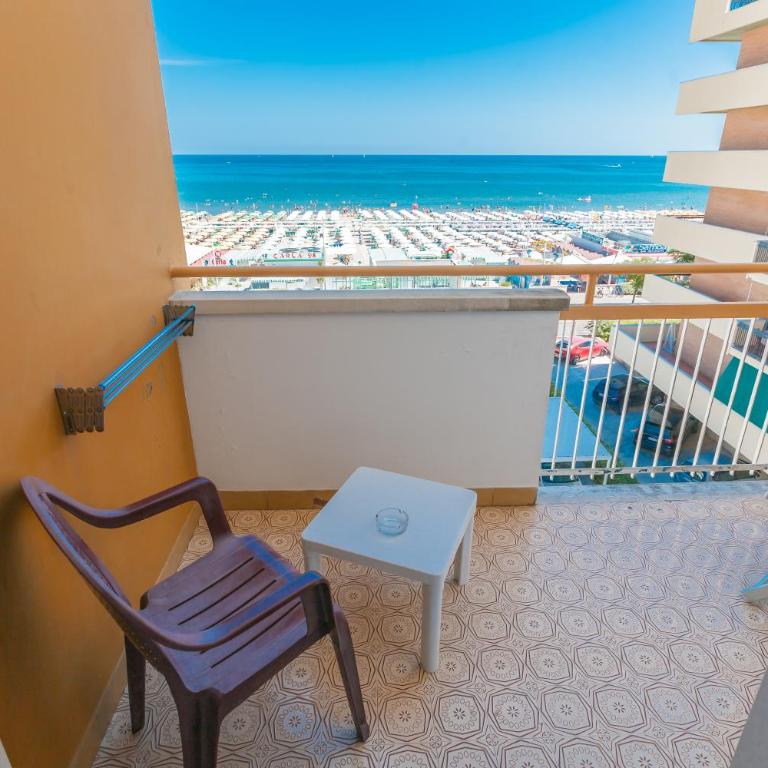 Hotel Patrizia - Quadruple Room with Balcony and Front Sea View - 10