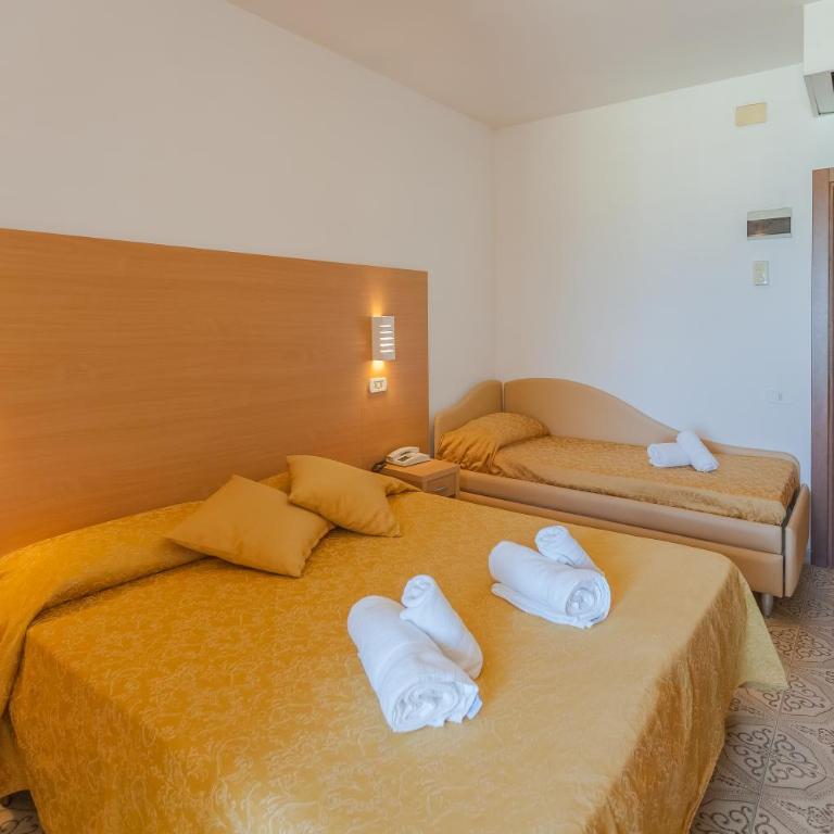 Hotel Patrizia - Quadruple Room with Balcony and Front Sea View - 11