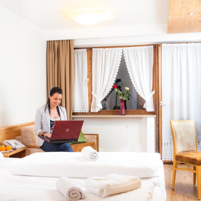 Hotel Gasthof Mitteregger -Best place in town with summercard and breakfast - Comfort Doppelzimmer mit Balkon und Panoramablick - 2