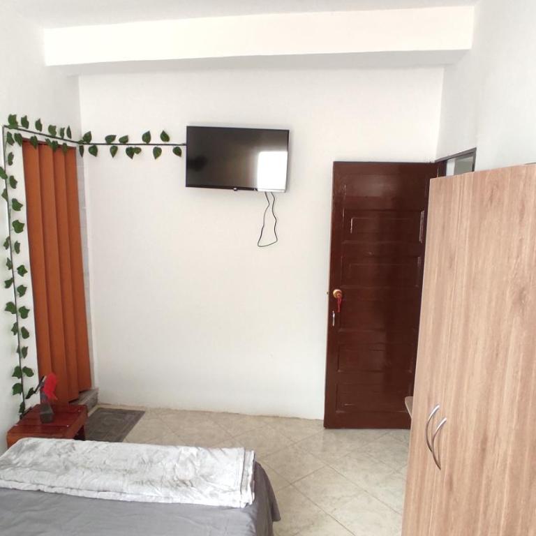 Habitación en la Comuna 13 - Habitación Estándar - 1 cama grande - 1