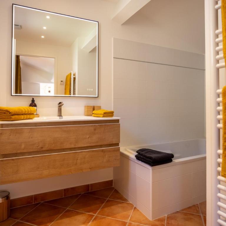 Villa Mimosa, climatisée avec Piscine et Vue Mer pour 10 personnes à La Londe-Les-Maures - Maison de Vacances - 24