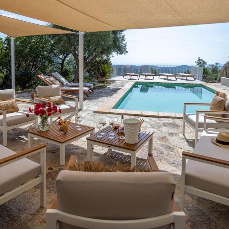 Villa Mimosa, climatisée avec Piscine et Vue Mer pour 10 personnes à La Londe-Les-Maures - Maison de Vacances - 1