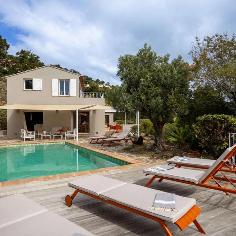 Villa Mimosa, climatisée avec Piscine et Vue Mer pour 10 personnes à La Londe-Les-Maures - Maison de Vacances - 4