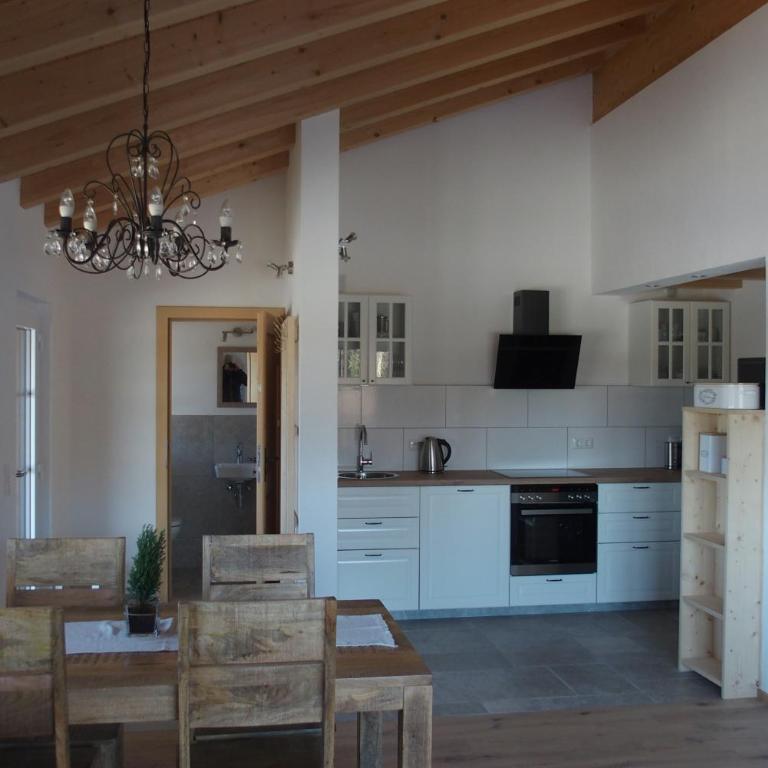 Ferienwohnung Streuobstwiese - Apartment mit 1 Schlafzimmer, Balkon und Bergblick - 3