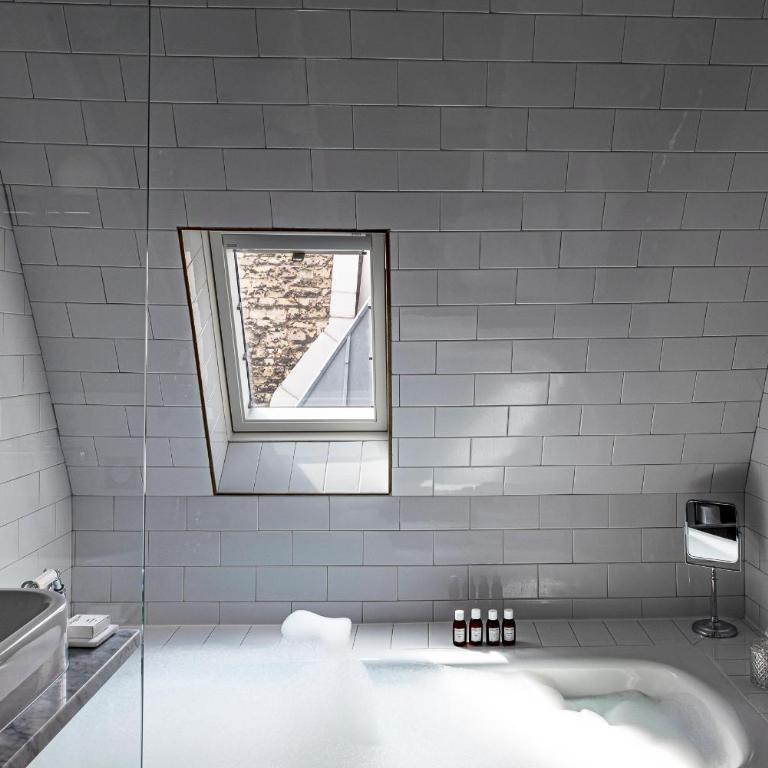 Grand Pigalle Experimental - Chambre de 22 m² sous les Toits - 4