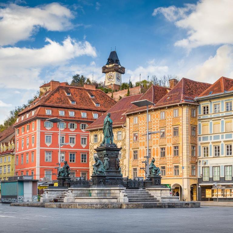 Spacious Quiet Family Suite - 2BR & Free Parking in Altstadt by HERO HOMES Graz - Two-Bedroom Apartment - 32