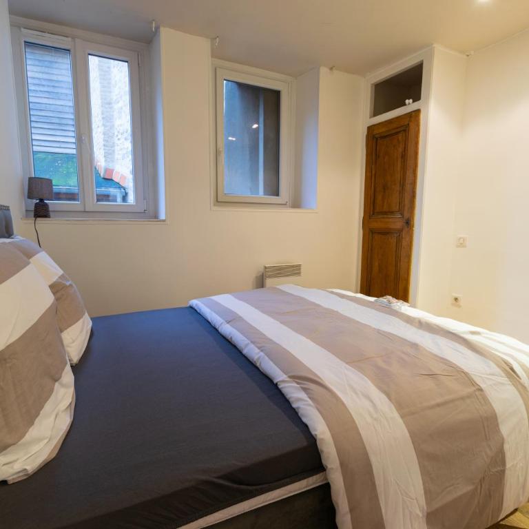 HYPER CENTRE dans remparts vieille ville 1er étage , possible tout faire a pieds - Appartement 1 Chambre - 7