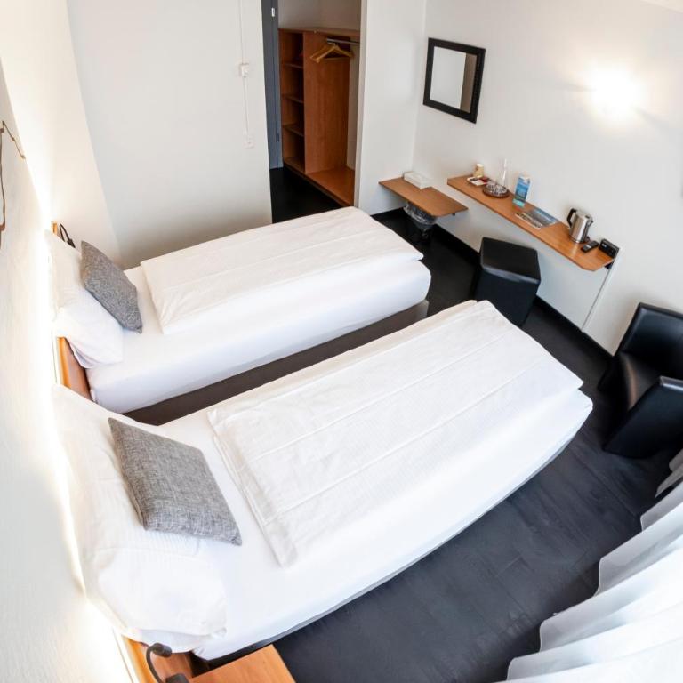 Hotel Merkur - West Station - Doppel-/Zweibettzimmer mit Bad - 5