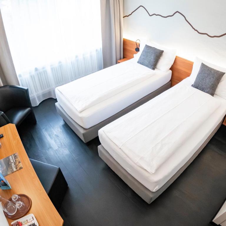 Hotel Merkur - West Station - Doppel-/Zweibettzimmer mit Bad - 1