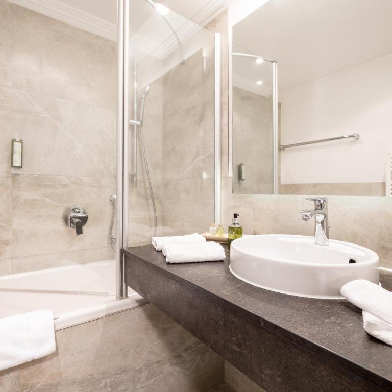 Regina Hotelsuites - Comfort Double Room with Balcony - 3