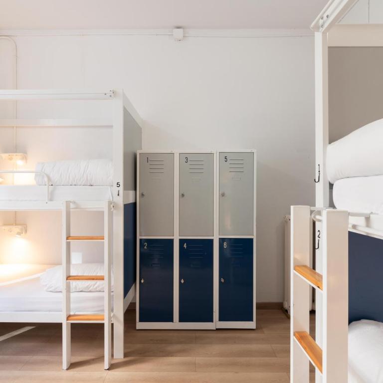 The Central House Barcelona Gracia - Bed in 8-Bed Mixed Dormitory Room with Shared Bathroom - 2