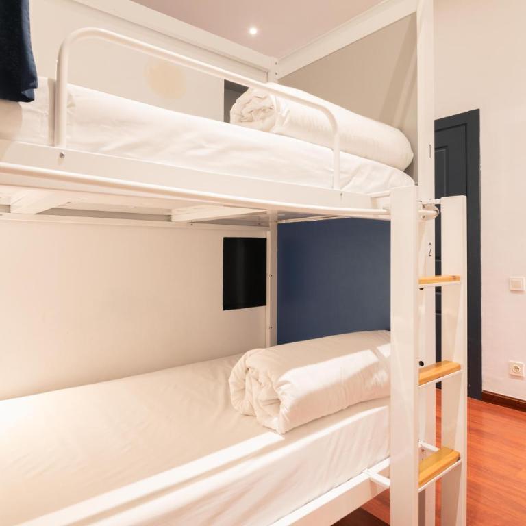 The Central House Barcelona Gracia - Bed in 8-Bed Mixed Dormitory Room with Shared Bathroom - 5