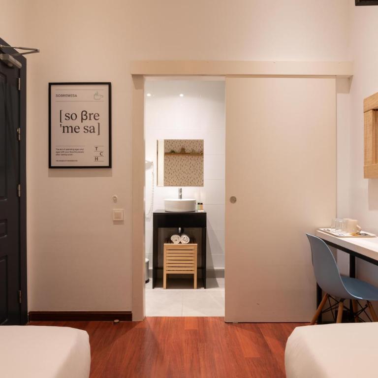 The Central House Barcelona Gracia - Twin Room with Private Bathroom - 3