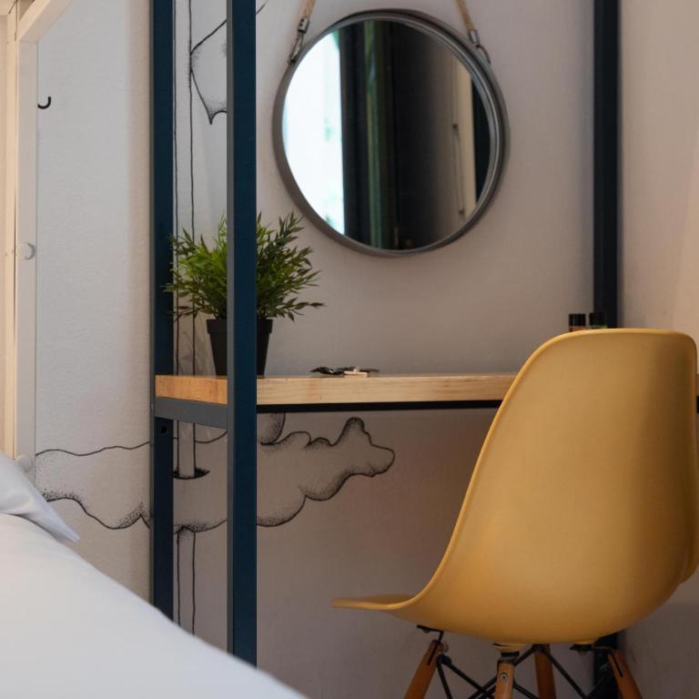 The Central House Barcelona Gracia - Twin Room with Shared Bathroom - 5