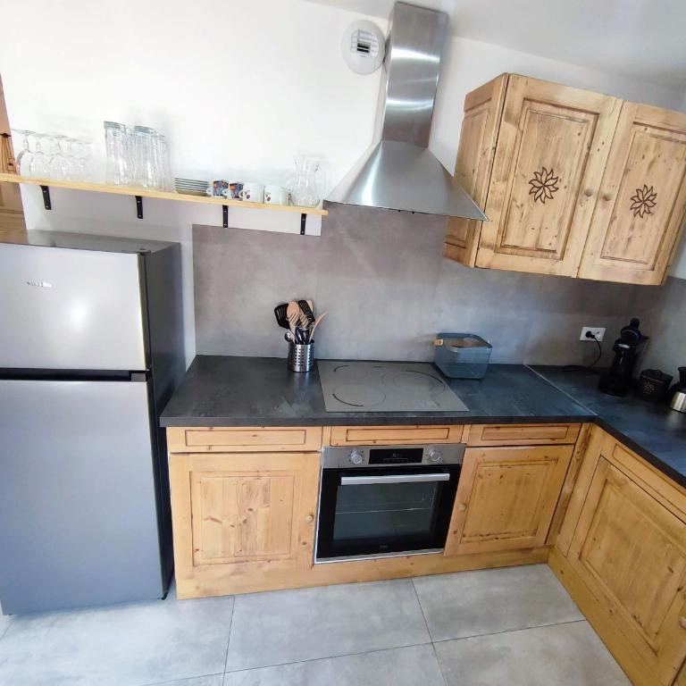 Le Bois Cosy appartement 4 étoiles 6 personnes, ACCES SKI ALPE D'HUEZ GRAND DOMAINE A 3 K M - Appartement 2 Chambres - Vue sur Lac - 72