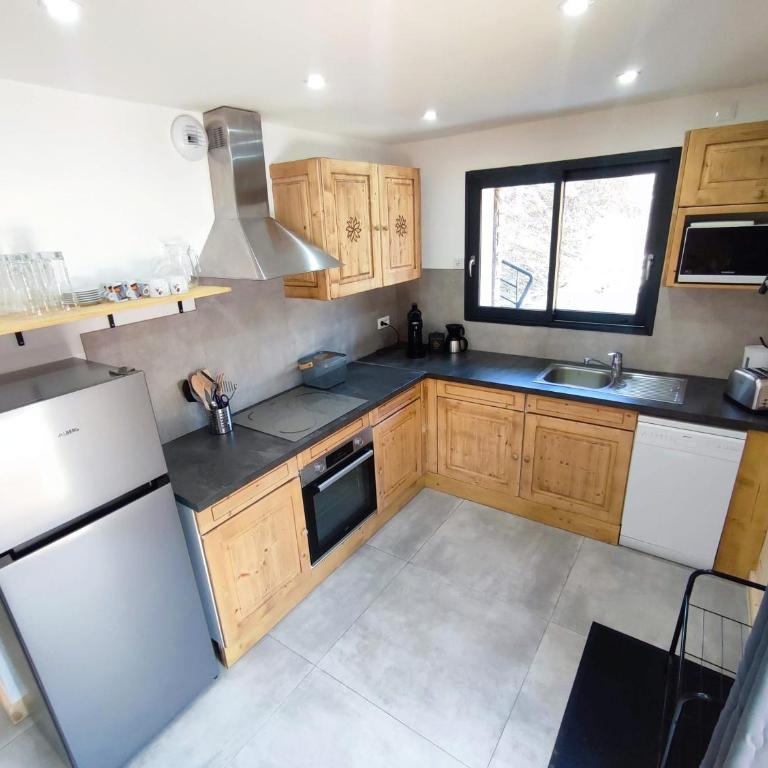 Le Bois Cosy appartement 4 étoiles 6 personnes, ACCES SKI ALPE D'HUEZ GRAND DOMAINE A 3 K M - Appartement 2 Chambres - Vue sur Lac - 76