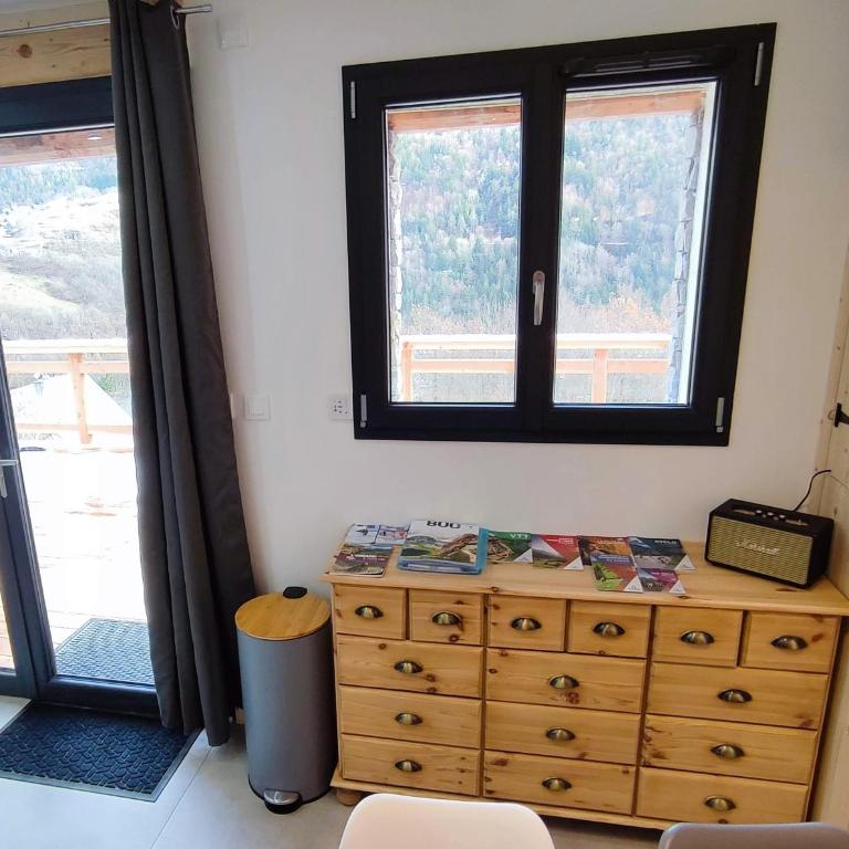 Le Bois Cosy appartement 4 étoiles 6 personnes, ACCES SKI ALPE D'HUEZ GRAND DOMAINE A 3 K M - Appartement 2 Chambres - Vue sur Lac - 77
