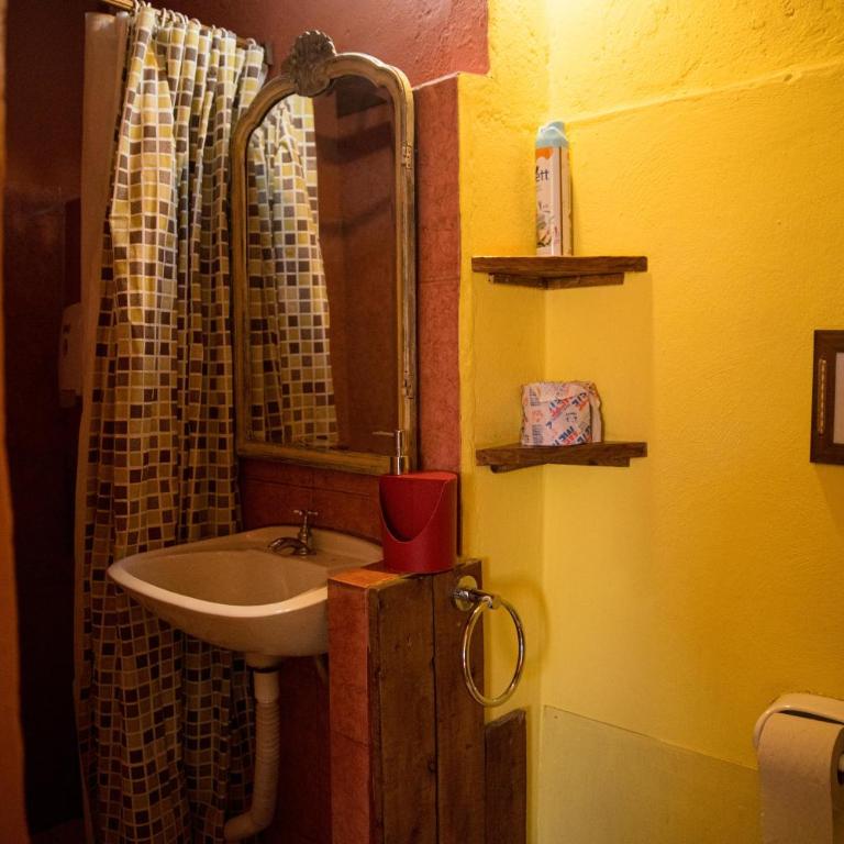 Hostel La Humahuacasa - Habitación Doble Estándar con baño privado - 11