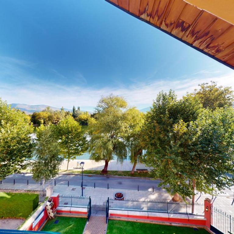 Apartaments Boutique la Torreta del Llac - Loft Apartment mit See- und Bergblick - 8