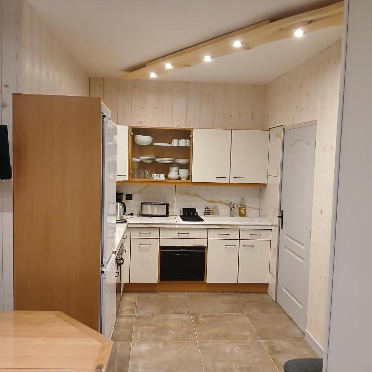 chez Léon - One-Bedroom Apartment - 7