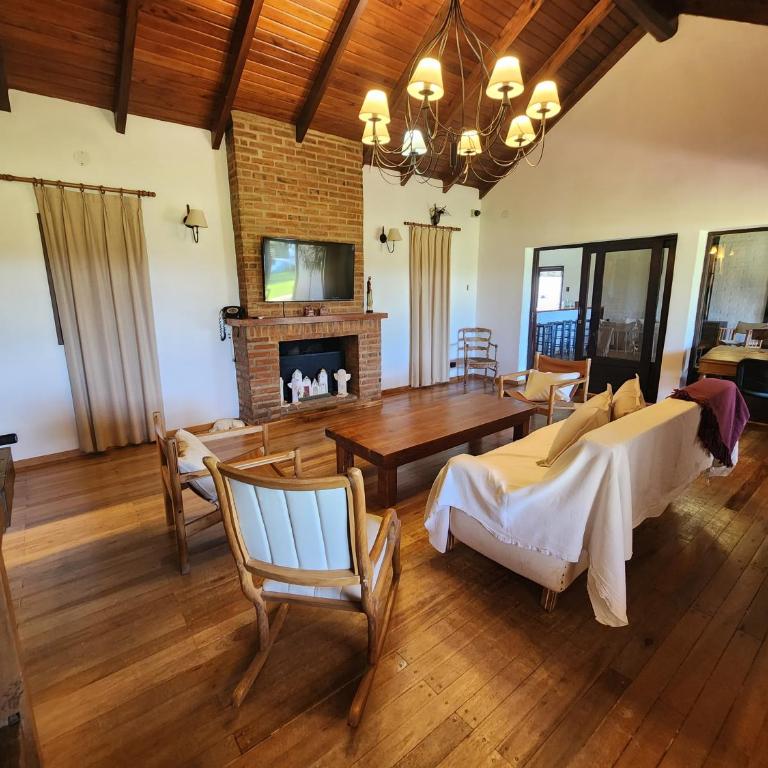 Casa Chalet de Campo Lujosa con pileta Cerca de termas - Casa de 4 dormitorios - 18