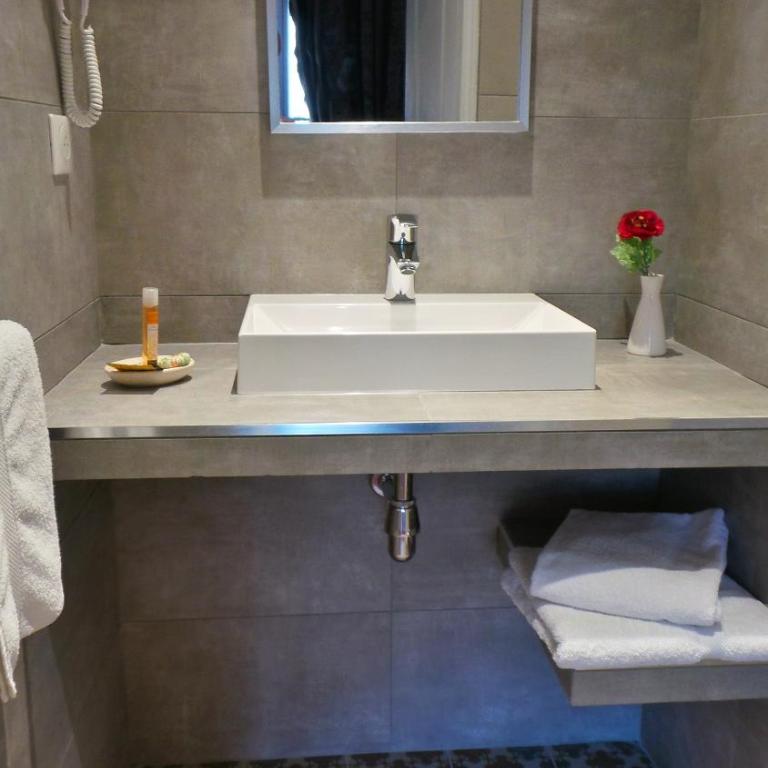 Hotel Relais Du Postillon - Chambre Double Confort - Vue sur Court - 7