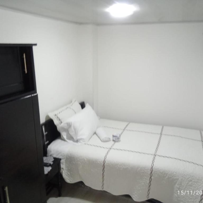 Habitación baño privado y parqueo edificio el Mirador cerca al centro de Manizales Caldas - Habitación Doble - 3