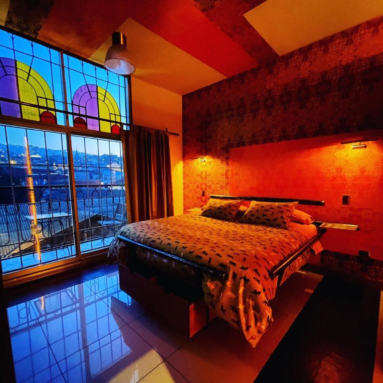 PazZHOtel - Habitación con cama extragrande y bañera de hidromasaje - 3
