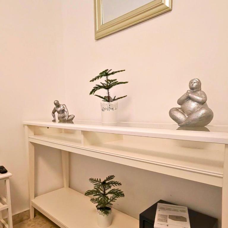 Spacious 3BR Walk to Beach & Old Town Marbella - Three-Bedroom Apartment - 13