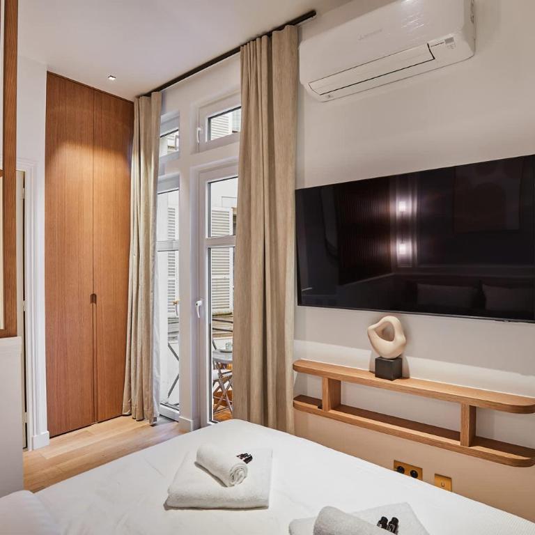 Sublim 1BDR AC Arc de Triomphe Champs Elysees by Studio Prestige - Superior One-Bedroom Apartment with Balcony - 11