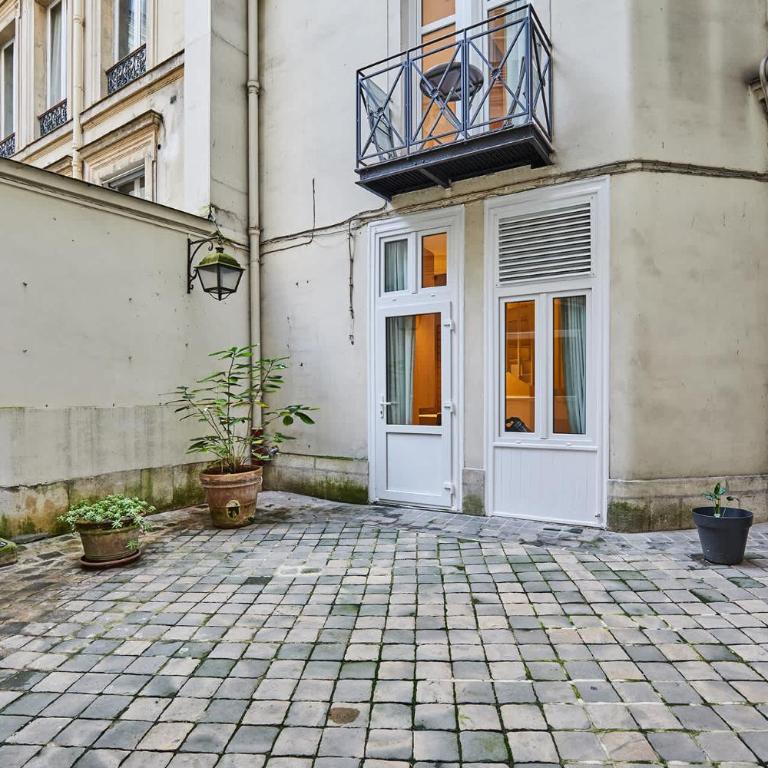 Sublim 1BDR AC Arc de Triomphe Champs Elysees by Studio Prestige - Superior One-Bedroom Apartment with Balcony - 24